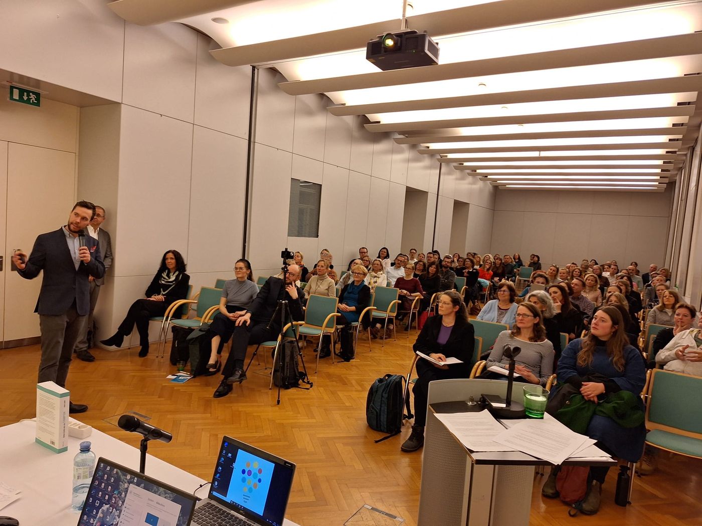 Aron Marton speaking to around 120 principals and quality managers at the first Pädagogisches Werkstattgespräch in Vienna, January 2024