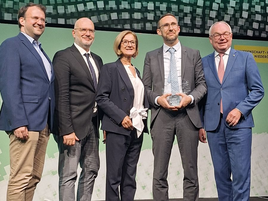 Roland Bernhard with the award on stage in Tulln, with Benedikt Michal, Andreas Weissenbäck, Governor Johanna Mikl-Leitner and Deputy Governor Stephan Pernkopf