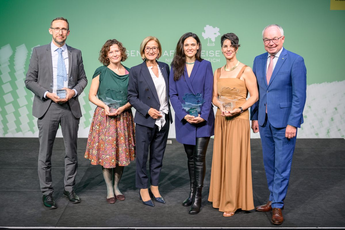 The recipients of the 2026 Anerkennungspreise on stage in Tulln with Governor Johanna Mikl-Leitner and Deputy Governor Stephan Pernkopf; Roland Bernhard on the left with the trophy