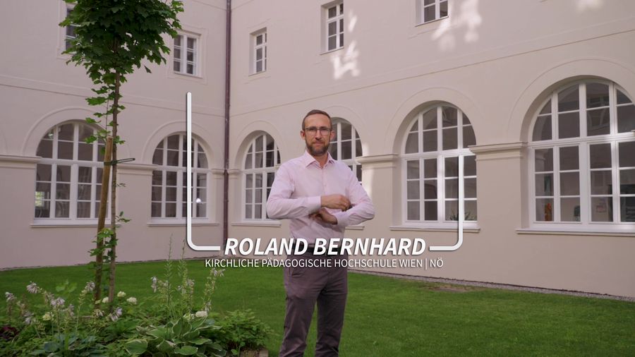 Roland Bernhard in the courtyard of KPH Vienna/Lower Austria — still from the short film of the State of Lower Austria